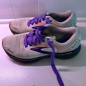 Brooks athletic women’s shoes